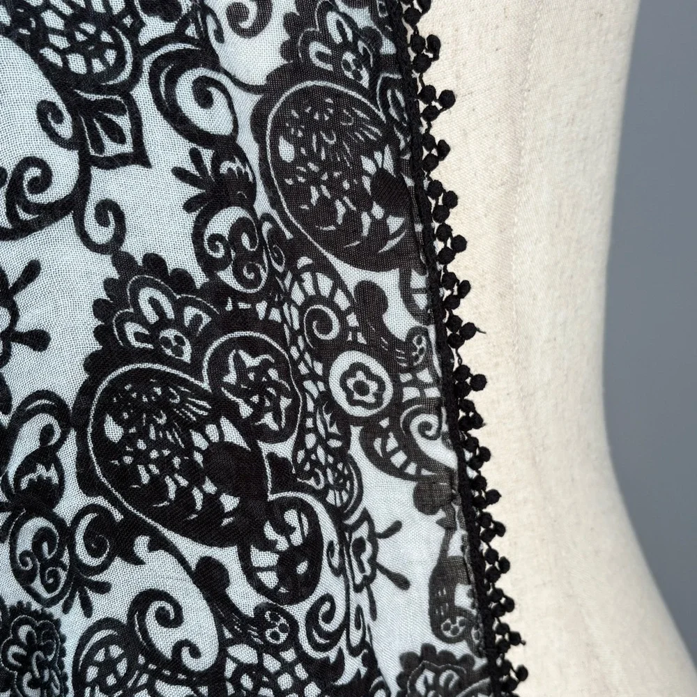 Disney Parks Mickey Mouse Scarf Black & White Tassel Fringe Very Pretty Design